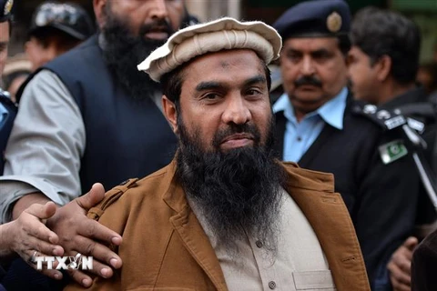 Nhân viên an ninh Pakistan áp giải Zaki-ur-Rehman Lakhvi - kẻ bị tình nghi lên kế hoạch cho các vụ tấn công khủng bố tại Mumbai (Ấn Độ) vào năm 2008 rời tòa án ở Islamabad, Pakistan, ngày 1/1/2015. (Ảnh: AFP/TTXVN)