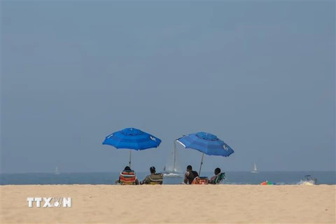 Người dân tránh nóng trên bãi biển tại Venice, California, Mỹ, ngày 15/8/2020. (Ảnh: AFP/ TTXVN)