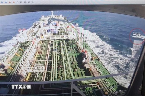 Tàu chở dầu MT Hankuk Chemi (bên phải) của Hàn Quốc bị tạm giữ tại cảng của Iran, sau khi bị bắt giữ ở vùng Vịnh, ngày 4/1/2021. (Ảnh: Yonhap/TTXVN)
