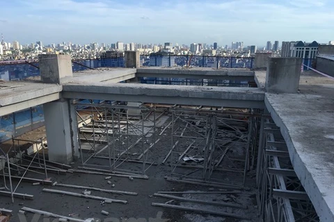 Việc phá dỡ tầng 18 của tòa nhà 8B Lê Trực đã hoàn thành. (Ảnh: Mạnh Khánh/Vietnam+)