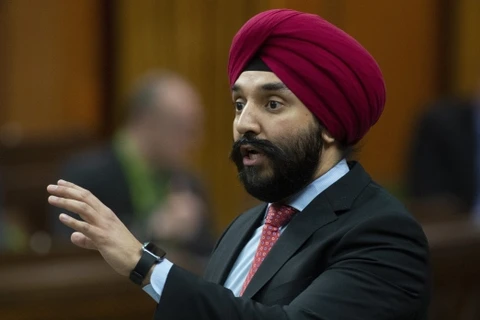 Bộ trưởng Đổi mới, Khoa học và Công nghiệp Navdeep Bains sẽ rời nội các. (Nguồn: The Canadian Press)