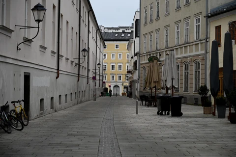 Cảnh vắng vẻ tại một tuyến phố ở Salzburg, Áo trong bối cảnh các biện pháp hạn chế được áp dụng nhằm ngăn chặn sự lây lan của dịch COVID-19, ngày 4/1/2021. (Ảnh: AFP/TTXVN)