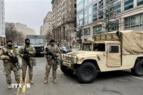 Lực lượng Vệ binh quốc gia Mỹ tuần tra tại Washington, DC ngày 15/1/2021. (Ảnh: AFP/TTXVN)
