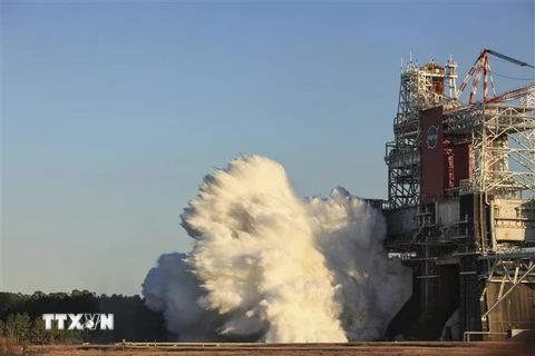 Vụ thử nghiệm động cơ tên lửa của Hệ thống Phóng Không gian (SLS) tại Trung tâm Vũ trụ Stennis ở bang Mississippi, Mỹ ngày 16/1/2021. (Ảnh: AFP/TTXVN)