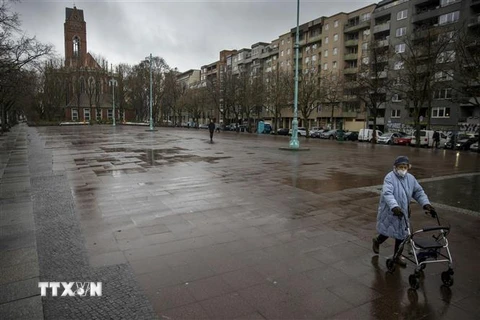 Cảnh vắng vẻ tại quảng trường Winterfeldtplatz ở Berlin, Đức trong bối cảnh các biện pháp hạn chế được áp dụng nhằm ngăn chặn sự lây lan của dịch COVID-19 ngày 12/1/2021. (Ảnh: AFP/TTXVN)