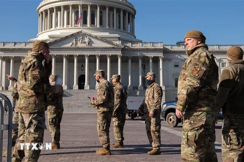 Binh sỹ Vệ binh Quốc gia được triển khai bảo vệ an ninh tại khu vực bên ngoài tòa nhà Quốc hội Mỹ ở thủ đô Washington D.C ngày 12/1/2021. (Ảnh: AFP/TTXVN)