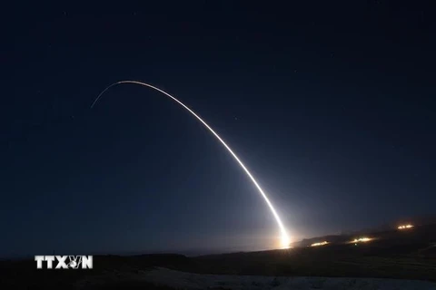 Vụ thử nghiệm tên lửa đạn đạo xuyên lục địa Minuteman III không mang theo đầu đạn của Mỹ tại căn cứ không quân Vandenberg, bang California ngày 29/10/2020. (Ảnh: U.S. Air Force/TTXVN)
