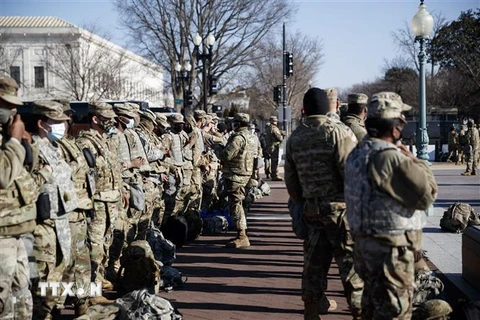 Lực lượng Vệ binh quốc gia Mỹ được triển khai tại Đồi Capitol ở Washington, DC ngày 14/1/2021. (Ảnh: THX/TTXVN)