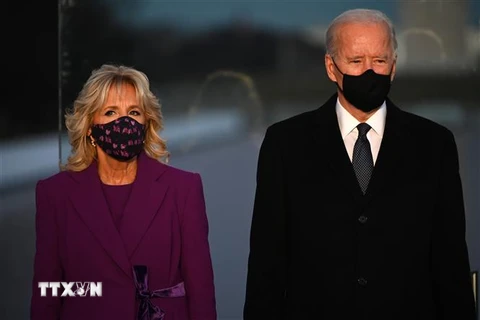 Tổng thống đắc cử Mỹ Joe Biden (phải) cùng phu nhân Dr. Jill Biden trong lễ tưởng niệm các nạn nhân COVID-19 tại đài tưởng niệm Lincoln ở Washington, DC ngày 19/1/2021. (Ảnh: AFP/TTXVN)