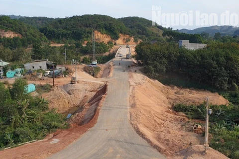 Cầu Vĩnh Ninh nối liền Lâm Đồng và Bình Phước đang xây dựng nhìn từ trên cao. (Nguồn: nld.com.vn)