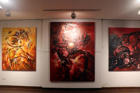 Các tác phẩm tranh được trưng bày tại triển lãm. (Ảnh: Trần Lê Lâm/TTXVN)