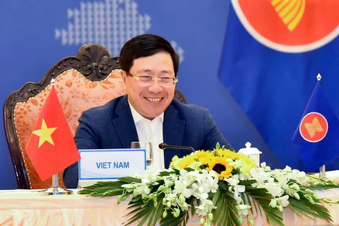 Phó Thủ tướng, Bộ trưởng Bộ Ngoại giao Phạm Bình Minh dự Hội nghị hẹp Bộ trưởng Ngoại giao ASEAN tại điểm cầu Hà Nội. (Ảnh: Văn Điệp/TTXVN)