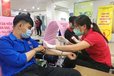 Một đoàn viên thanh niên hiến máu nhân đạo trong sáng 23/1. (Ảnh: Đinh Hằng/TTXVN)