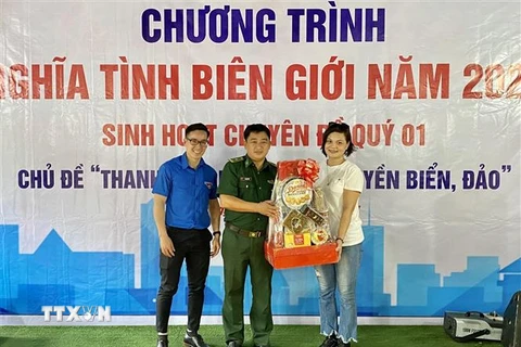 Đoàn Thanh niên Cơ quan Thông tấn xã Việt Nam khu vực phía Nam trao quà cho Đồn Biên phòng Thạnh An. (Ảnh: Hồng Giang/TTXVN)