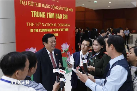 Ông Bùi Văn Nghiêm (Đoàn đại biểu Đảng bộ tỉnh Vĩnh Long) trả lời phỏng vấn của phóng viên các cơ quan thông tấn, báo chí. (Ảnh: TTXVN)