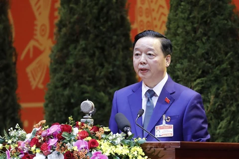Đồng chí Trần Hồng Hà, Ủy viên Trung ương Đảng, Bộ trưởng Bộ Tài nguyên và Môi trường trình bày tham luận. (Ảnh: TTXVN)