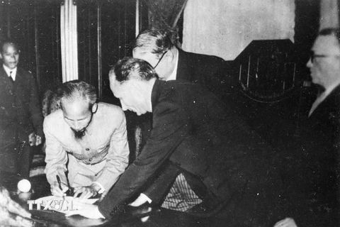 Ngày 14/9/1946, tại Paris, Chủ tịch Hồ Chí Minh ký với Pháp bản Tạm ước, để có thời gian xây dựng và củng cố lực lượng, tạo thêm thời gian hòa hoãn quý báu cho chính quyền cách mạng non trẻ chuẩn bị lực lượng bước vào cuộc kháng chiến trường kỳ. (Ảnh: TTX