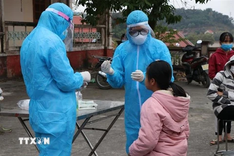 Lấy mẫu xét nghiệm SARS-CoV-2 cho người dân tại xã Hưng Đạo, thành phố Chí Linh, Hải Dương chiều 28/1. (Ảnh minh họa: Mạnh Minh/TTXVN)