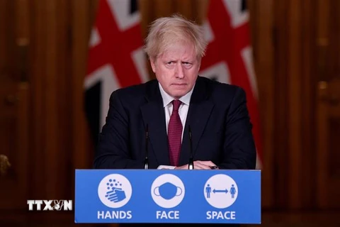 Thủ tướng Anh Boris Johnson tại cuộc họp báo ở London. (Ảnh: AFP/TTXVN)