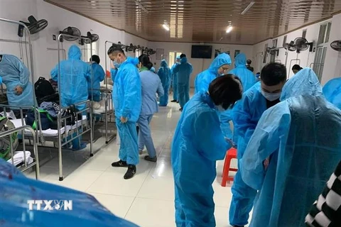 Cán bộ y tế trung tâm y tế huyện Vân Đồn ra quân ngày cao điểm thứ 2. (Ảnh: TTXVN phát)