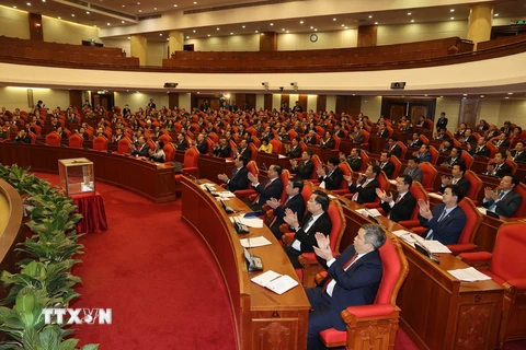 Các đồng chí Ủy viên Ban Chấp hành Trung ương khóa XIII dự Hội nghị lần thứ nhất Ban Chấp hành Trung ương Đảng Cộng sản Việt Nam khóa XIII. (Ảnh: Trí Dũng/TTXVN)