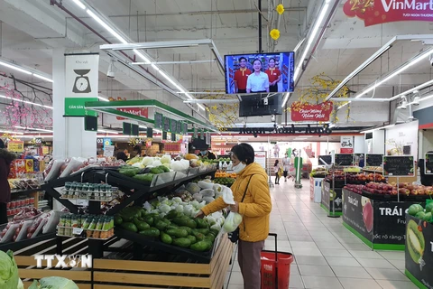 Người dân mua sắm tại siêu thị Vinmart Võ Thị Sáu, Hà Nội. (Ảnh: Phương Anh/TTXVN)