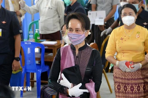 Nhà lãnh đạo Myanmar Aung San Suu Kyi (phía trước) tới thị sát công tác tiêm vắcxin phòng dịch COVID-19 tại một bệnh viện ở Naypyidaw ngày 27/1/2021. (Ảnh: AFP/TTXVN)