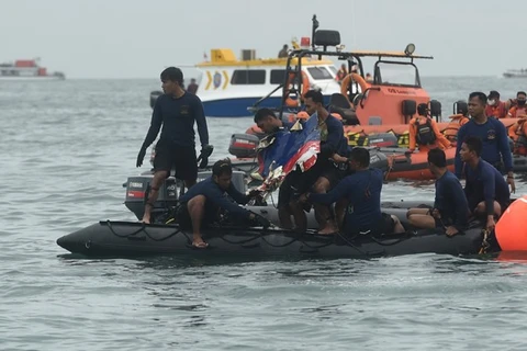 Lực lượng cứu hộ tìm kiếm chiếc máy thuộc hãng hàng không Sriwijaya Air gặp nạn tại vùng biển ngoài khơi Jakarta, Indonesia ngày 10/1/2021. (Ảnh: THX/TTXVN)