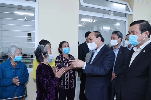 Thủ tướng Nguyễn Xuân Phúc đến thăm hỏi và tặng quà cho các đối tượng bảo trợ xã hội Trung tâm bảo trợ xã hội tỉnh Quảng Nam. (Ảnh: Thống Nhất/TTXVN)