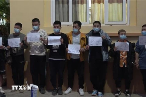 8 người Trung Quốc nhập cảnh trái phép, bị Công an tỉnh Cao Bằng phát hiện, bắt giữ. (Ảnh: TTXVN phát)
