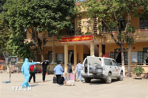 Huyện Mường Ảng, Điện Biên đưa các trường hợp cách ly đến khu cách ly tập trung. (Ảnh: Xuân Tiến/TTXVN)