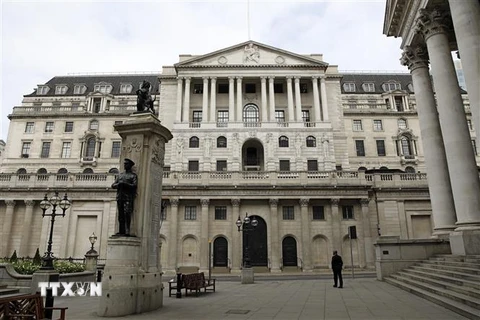 Quang cảnh bên ngoài Ngân hàng Trung ương Anh ở London ngày 30/3/2020. (Ảnh: AFP/TTXVN)
