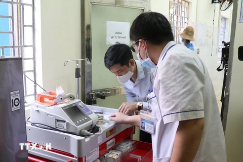 Kiểm tra sự ổn định của hệ thống máy móc, trang thiết bị y tế phục vụ công tác điều trị cho bệnh nhân COVID-19 tại Phòng vật tư tiêu hao của bệnh viện dã chiến. (Ảnh: Xuân Tiến/TTXVN)