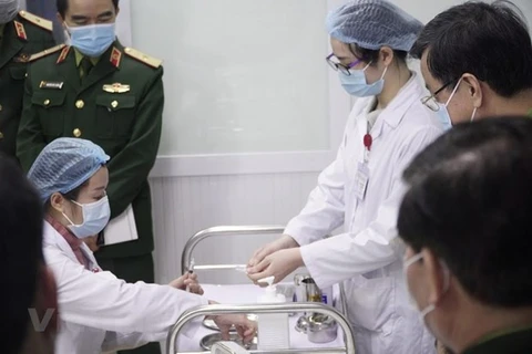 Các khâu chuẩn bị để tiêm thử vắcxin Nano Covax. (Ảnh: Hiếu Hoàng/Vietnam+)