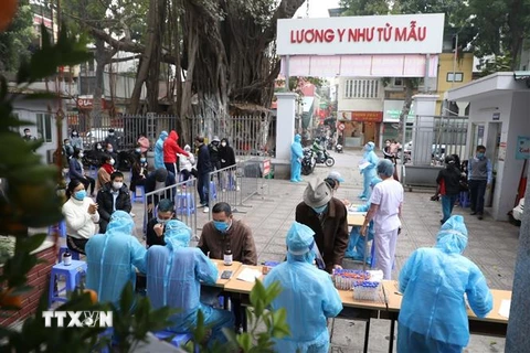 Trung tâm y tế quận Hai Bà Trưng (Hà Nội) thực hiện quyết liệt việc điều tra truy vết và lấy mẫu xét nghiệm các công dân từ vùng dịch COVID-19 về. (Ảnh: Minh Quyết/TTXVN)