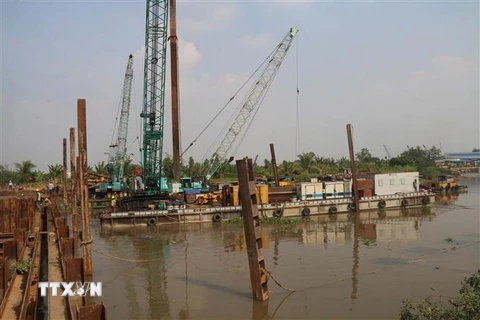 Đắp đập trên kênh Nguyễn Tấn Thành, Tiền Giang. (Ảnh: Minh Trí/TTXVN)