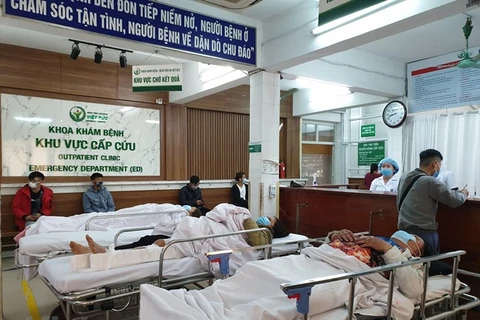 Các bệnh nhân cấp cứu tại Bệnh viện Hữu nghị Việt Đức trong sáng 30 Tết. (Ảnh: T.G/Vietnam+)