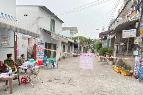 Các lực lượng chức năng phong tỏa tuyến đường TL04 tại phường Thạnh Lộc (Quận 12, TP.HCM). (Ảnh: TTXVN)