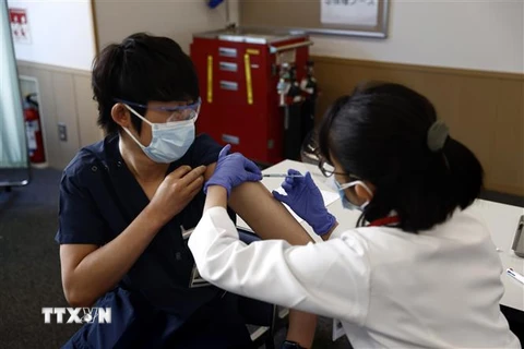 Tiêm vắcxin phòng COVID-19 cho nhân viên y tế tại Tokyo, Nhật Bản, ngày 17/2/2021. (Ảnh: THX/ TTXVN)