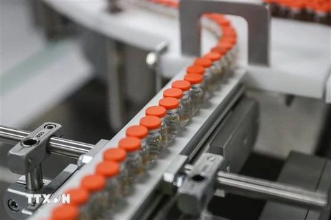 Dây chuyền sản xuất vắcxin ngừa COVID-19 của Sinovac tại Bắc Kinh, Trung Quốc ngày 23/12/2020. (Ảnh: THX/TTXVN)