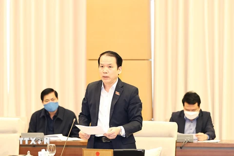 Chủ nhiệm Ủy ban Pháp luật của Quốc hội Hoàng Thanh Tùng trình bày Báo cáo thẩm tra tại buổi làm việc. (Ảnh: Trọng Đức/TTXVN)