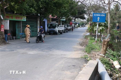 Giám sát đường vào xã Hoa Động, huyện Thủy Nguyên, Hải Phòng, nơi bệnh nhân COVID-19 sinh sống. (Ảnh: Hoàng Ngọc/TTXVN)