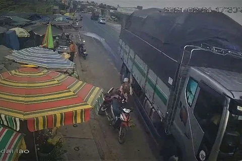 Hình ảnh cắt từ đoạn clip ghi lại vụ tai nạn. (Nguồn: thanhnien.vn)