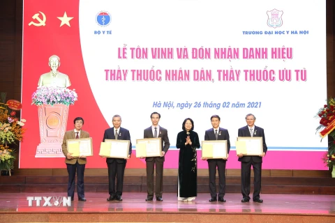 Phó Chủ tịch nước Đặng Thị Ngọc Thịnh trao Danh hiệu Thầy thuốc nhân dân cho 5 cá nhân thuộc Đại học Y Hà Nội. (Ảnh: Minh Quyết/TTXVN)