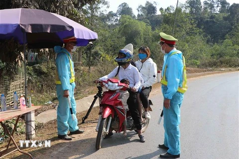 Lực lượng chức năng thuộc tổ chốt kiểm soát tại Km30 tuyến Quốc lộ 279 địa bàn tỉnh Điện Biên đang thực hiện truy vết, nhận diện các trường hợp F1, F2, F3. (Ảnh: Xuân Tiến/TTXVN)