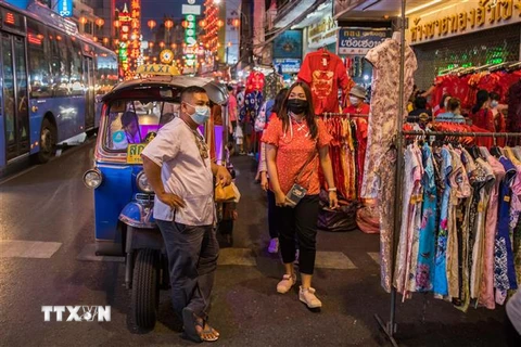 Người dân đeo khẩu trang phòng lây nhiễm COVID-19 tại Bangkok, Thái Lan, ngày 11/2/2021. (Ảnh: THX/TTXVN)