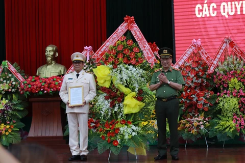 Đại tá Lê Vinh Quy nhận quyết định làm Giám đốc Công an tỉnh Đắk Lắk. (Nguồn: nld.com.vn)
