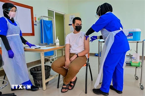 Một nhân viên y tế được tiêm vắcxin ngừa COVID-19 tại Kuala Lumpur, Malaysia ngày 3/3/2021. (Ảnh: THX/TTXVN)