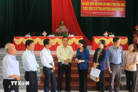 Phó Chủ tịch nước Đặng Thị Ngọc Thịnh với cử tri huyện Mang Thít, tỉnh Vĩnh Long. (Ảnh: Phạm Minh Tuấn/TTXVN)