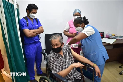 Nhân viên y tế tiêm chủng vắcxin ngừa bệnh viêm đường hô hấp cấp COVID-19 cho người dân tại Bangalore, Ấn Độ, ngày 1/3/2021. (Ảnh: THX/TTXVN)